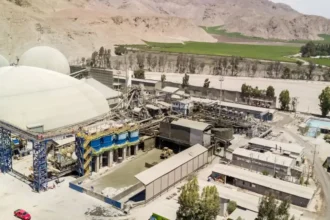 Delegación del Senado visita planta minera Carola-Coemin en Chile y destaca su compromiso ambiental