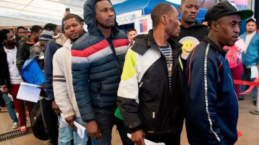 Polémica por llegada de migrantes haitianos desata debate político en Chile
