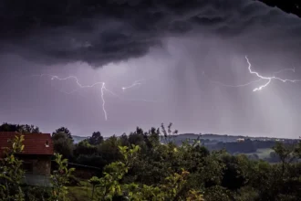 Chile en alerta por chubascos, vientos y tormentas eléctricas este jueves