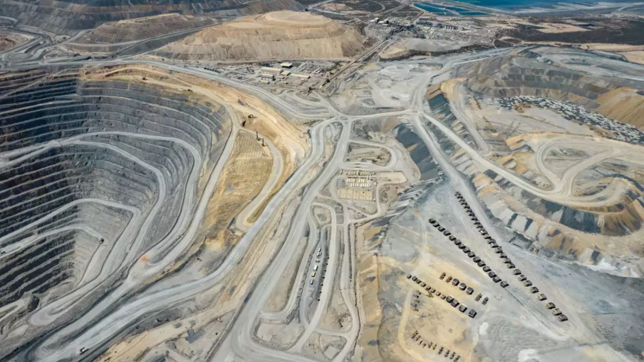 Retos en la minería de cielo abierto: ¿Cómo reducir las emisiones de gases y avanzar hacia la subterránea en Chile? Retos en la minería de cielo abierto: ¿Cómo reducir las emisiones de gases y avanzar hacia la subterránea en Chile?