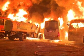 Incendio intencional de vehículos en El Monte: investigaciones en curso