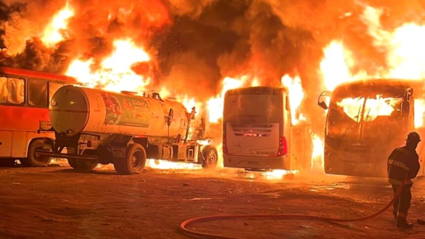 Incendio intencional de vehículos en El Monte: investigaciones en curso