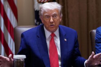 Trump eleva aranceles a China al 145% y congela tarifas a otros