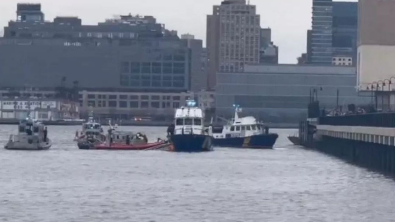 Helicóptero cae al río Hudson en Nueva York: tres rescatados