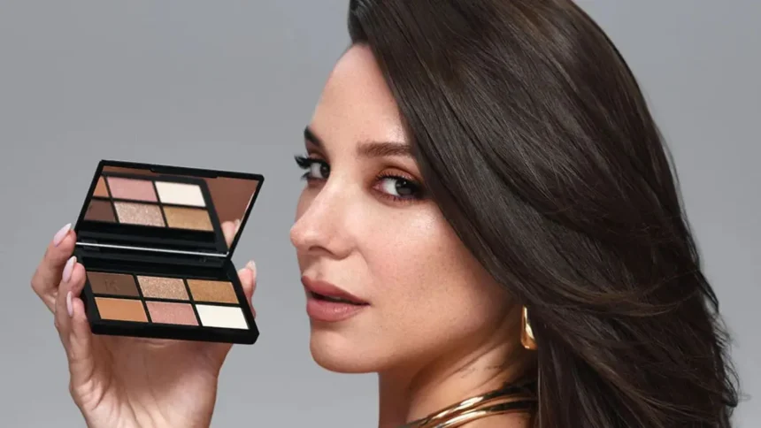 Kel Calderón presenta su línea de maquillaje en emotivo reencuentro familiar