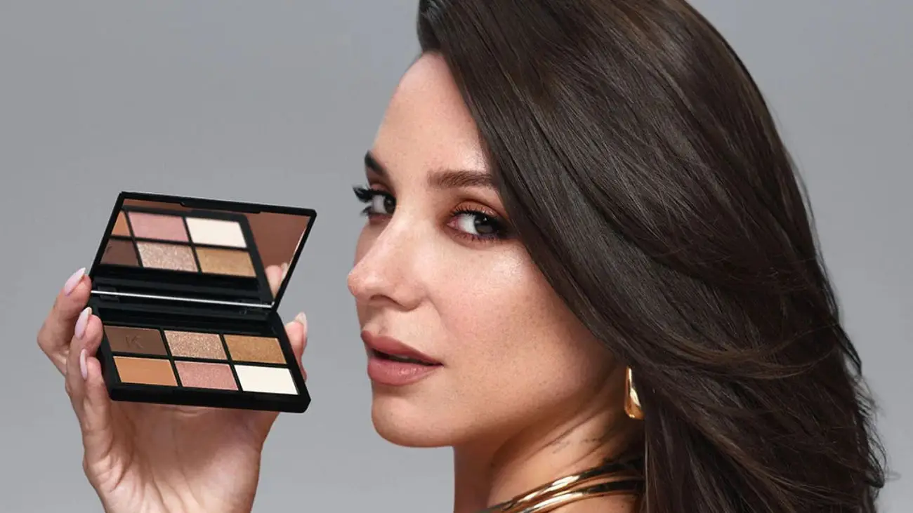 Kel Calderón presenta su línea de maquillaje en emotivo reencuentro familiar Kel Calderón presenta su línea de maquillaje en emotivo reencuentro familiar
