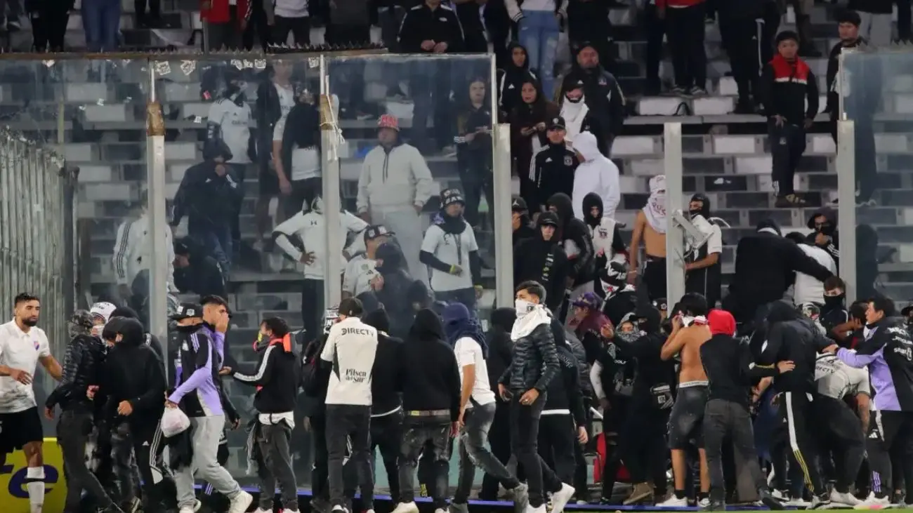 Tragedia en Estadio Monumental: Reja cede y deja víctimas aplastadas Tragedia en Estadio Monumental: Reja cede y deja víctimas aplastadas