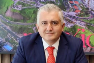 Carlos Escaffi busca firmas para candidatura presidencial independiente en Chile