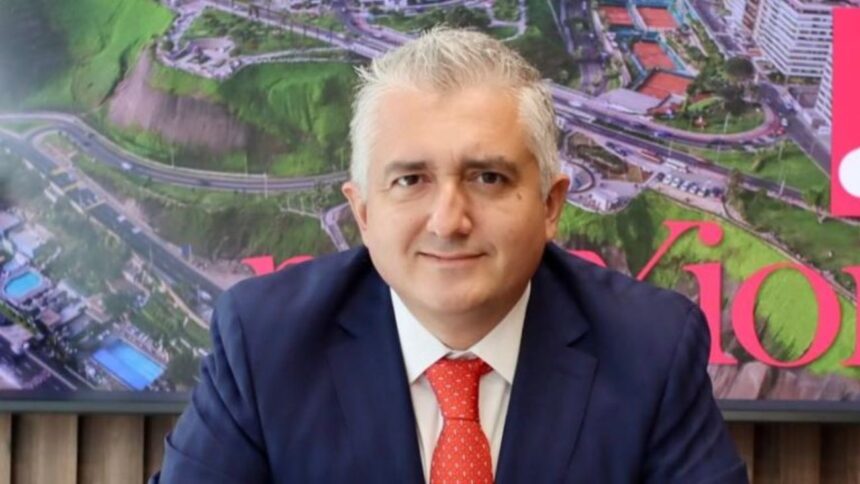 Carlos Escaffi busca firmas para candidatura presidencial independiente en Chile