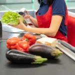 Cajera fingió discapacidad por 16 años para pensión: ¿Fraude descubierto?