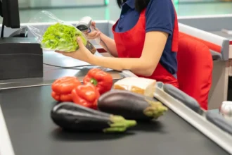 Cajera fingió discapacidad por 16 años para pensión: ¿Fraude descubierto?