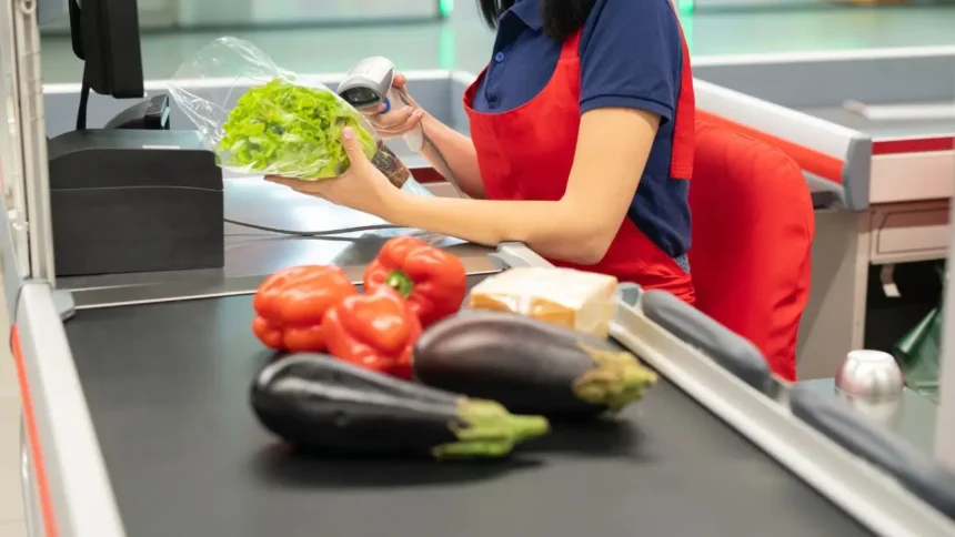 Cajera fingió discapacidad por 16 años para pensión: ¿Fraude descubierto?