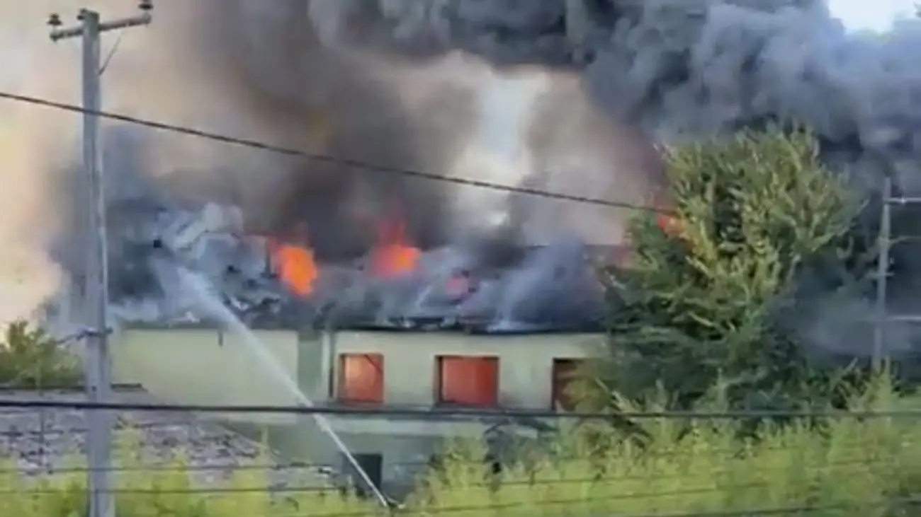 Incendio en exfábrica Schaub de Chiguayante: Bomberos investigan el incidente