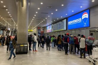 Vuelos chárter con ciudadanos haitianos generan preocupación en Chile