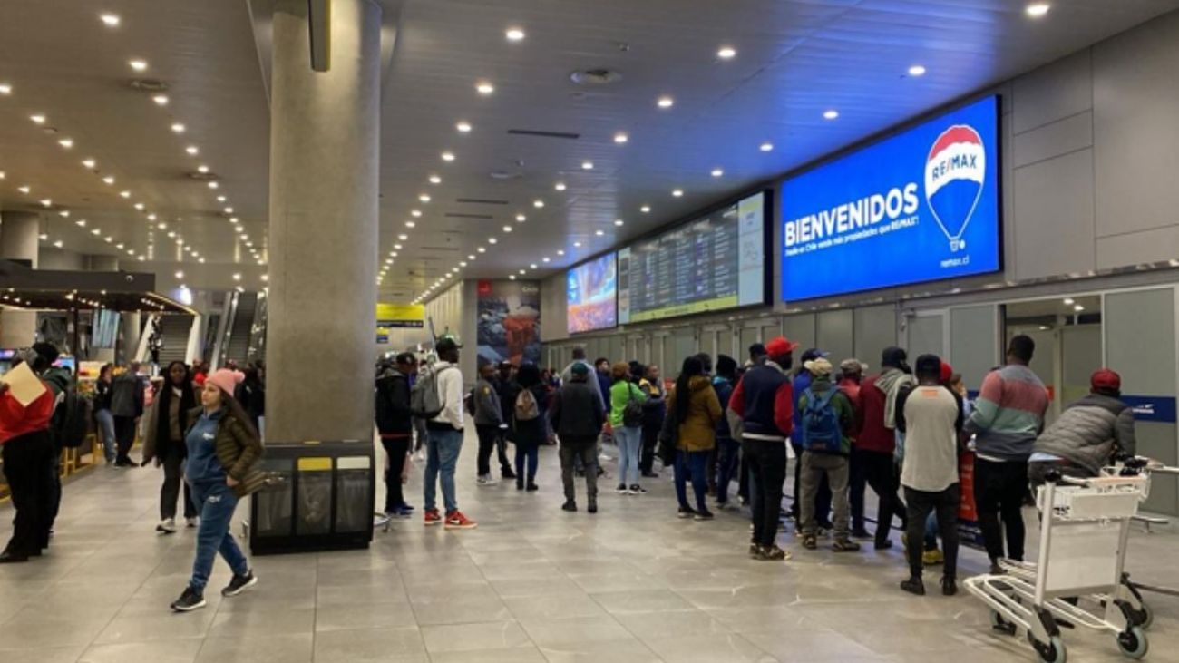 Vuelos chárter con ciudadanos haitianos generan preocupación en Chile