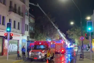Incendio en restaurante peruano en Santiago: bombero resulta lesionado
