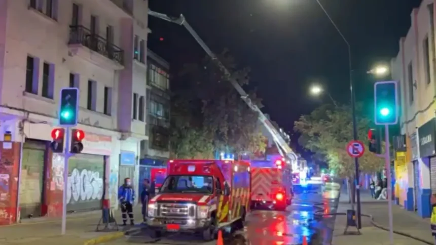 Incendio en restaurante peruano en Santiago: bombero resulta lesionado
