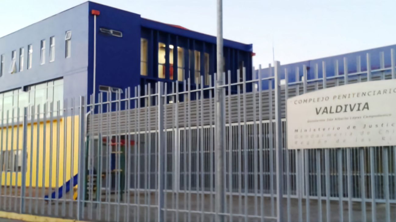 Funcionarias de Gendarmería en Valdivia denuncian tener que hacer necesidades en baldes Funcionarias de Gendarmería en Valdivia denuncian tener que hacer necesidades en baldes