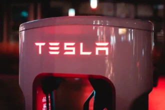 Tesla enfrenta aranceles y restricciones en guerra comercial entre Estados Unidos y China