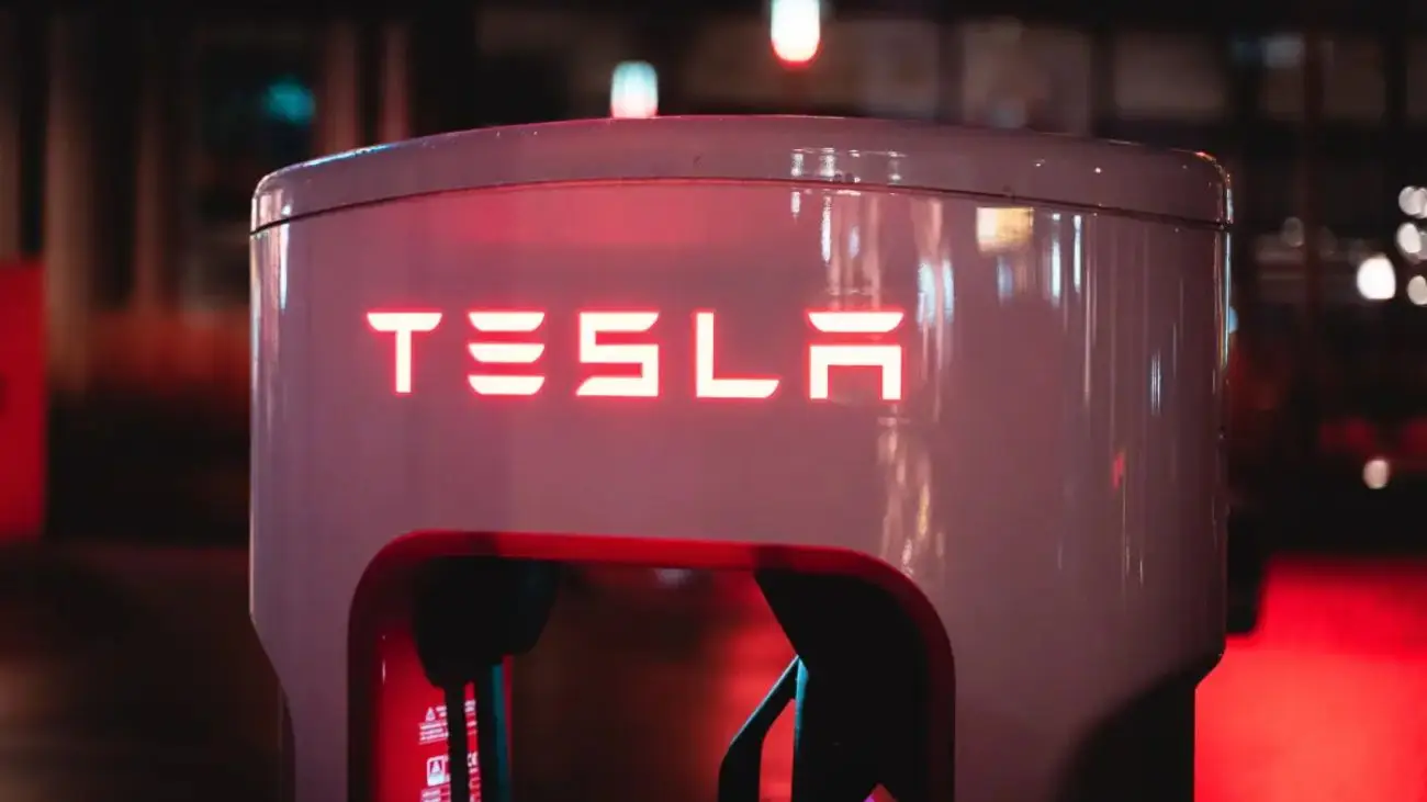 Tesla enfrenta aranceles y restricciones en guerra comercial entre Estados Unidos y China