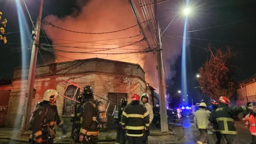 Incendio destruye vivienda en Pedro Aguirre Cerda sin heridos involucrados