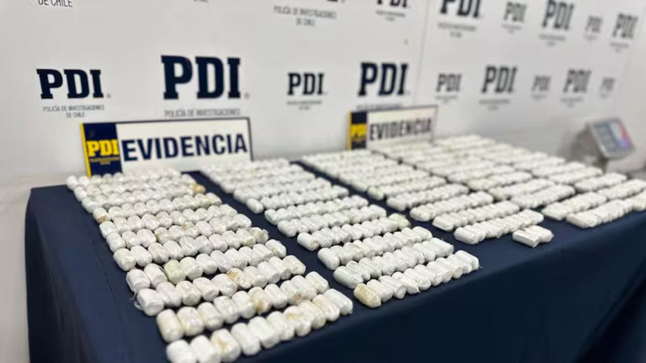 PDI detiene a dos personas en Aeropuerto Santiago por tráfico de drogas PDI detiene a dos personas en Aeropuerto Santiago por tráfico de drogas