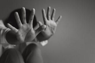 Impactante caso de maltrato infantil en Iquique: Madrastra acusada de vejámenes extremos