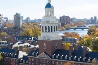 Trump amenaza con retirar beneficios fiscales a Harvard por conflictos políticos