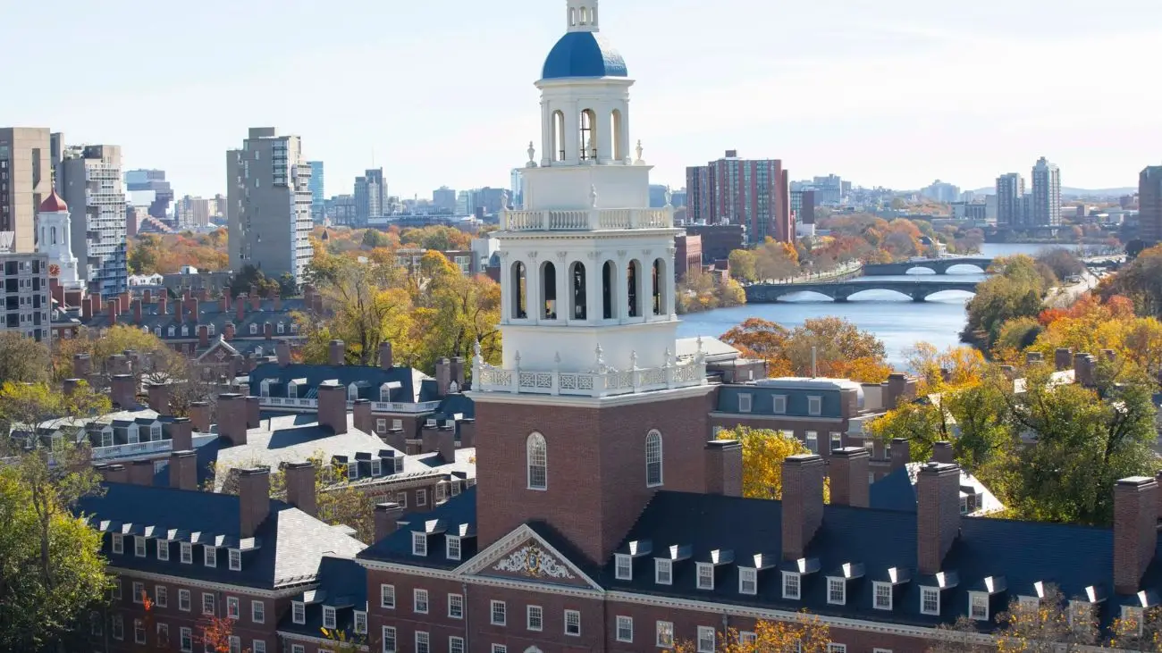 Trump amenaza con retirar beneficios fiscales a Harvard por conflictos políticos
