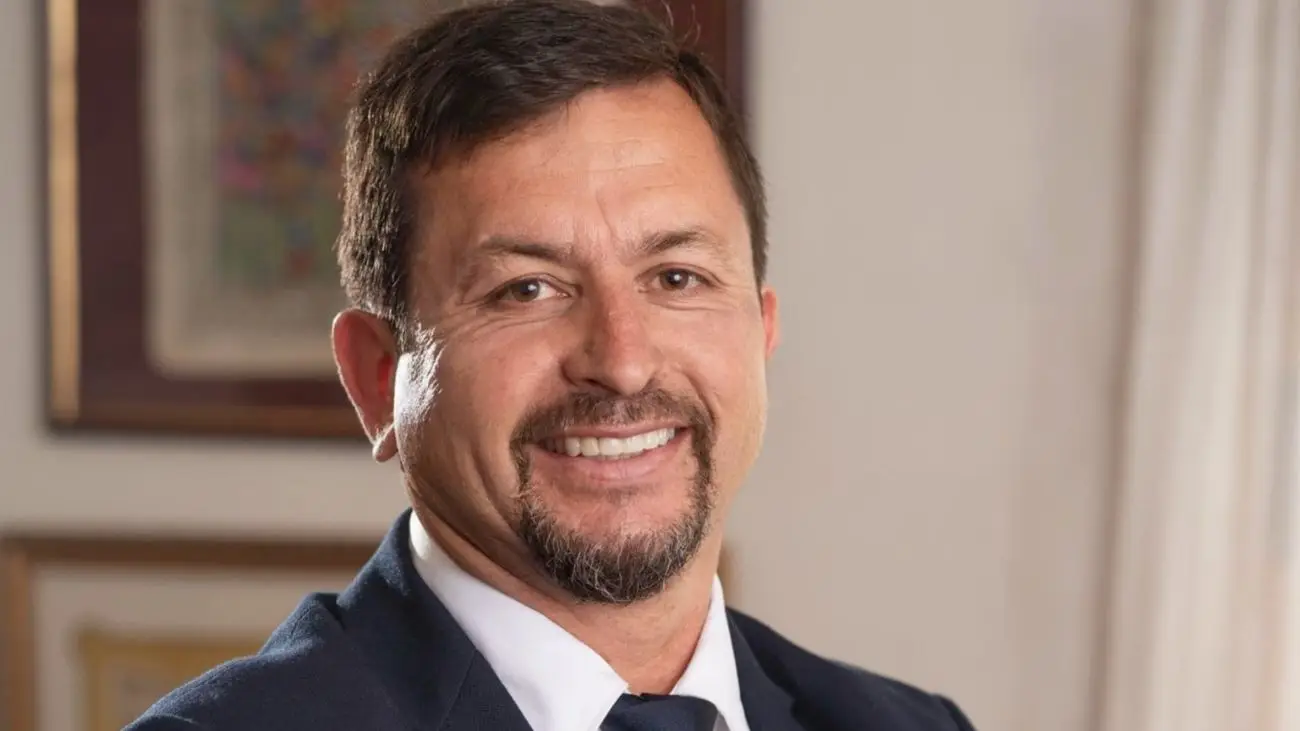 Alcalde de Macul desmiente vínculos con barra brava de Colo Colo