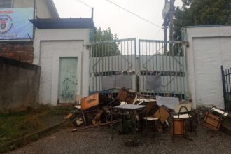 Estudiantes toman liceo en Lota por problemas estructurales y sanitarios