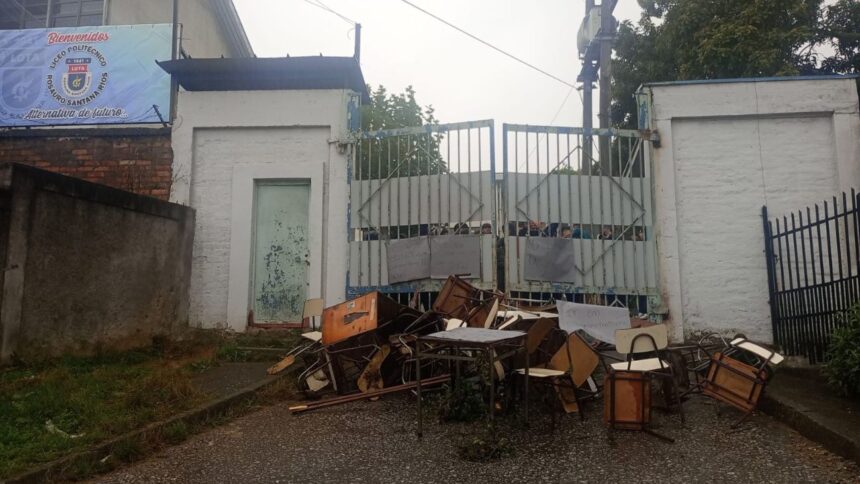 Estudiantes toman liceo en Lota por problemas estructurales y sanitarios