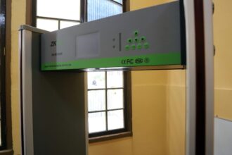 Instalación de pórticos detectores de metales en escuelas de Temuco