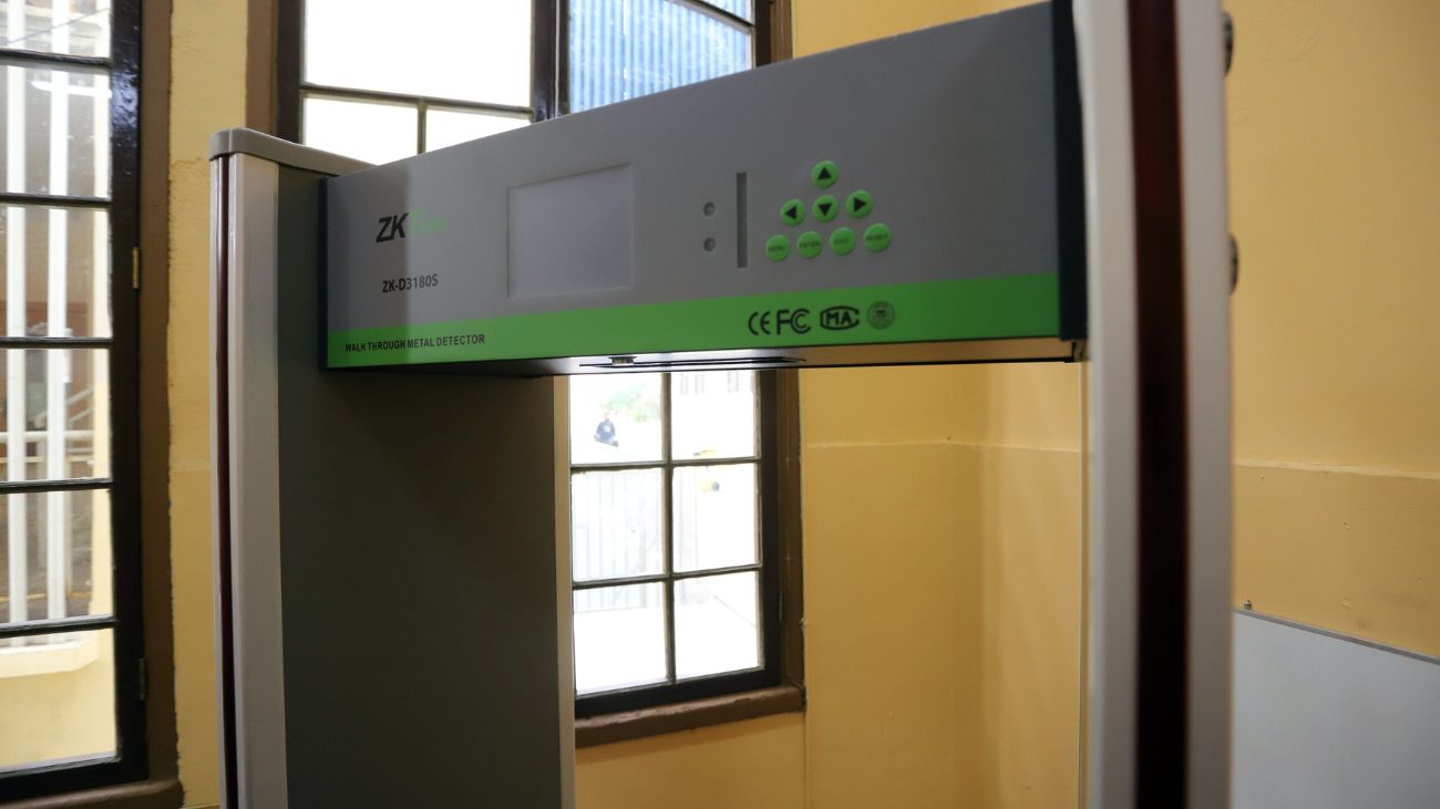 Instalación de pórticos detectores de metales en escuelas de Temuco Instalación de pórticos detectores de metales en escuelas de Temuco