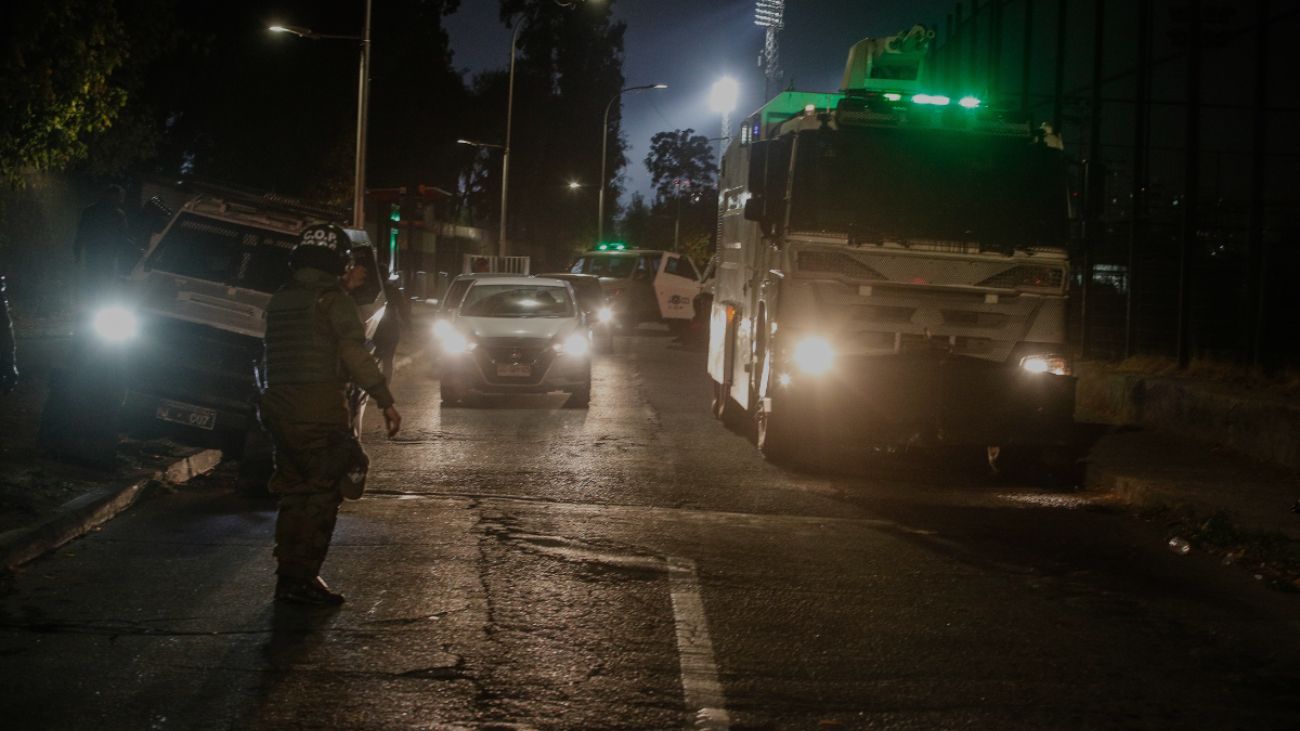 Video inédito revela atropello de carro policial a hinchas en Monumental Video inédito revela atropello de carro policial a hinchas en Monumental