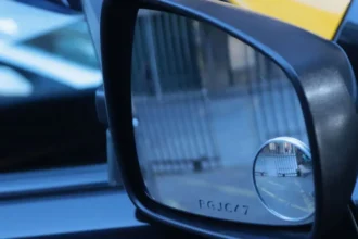 Nueva normativa obliga grabado de patentes en vidrios de vehículos en Chile