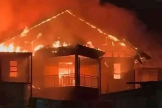 Incendio en liceo de Hualaihué moviliza a Bomberos y voluntarios