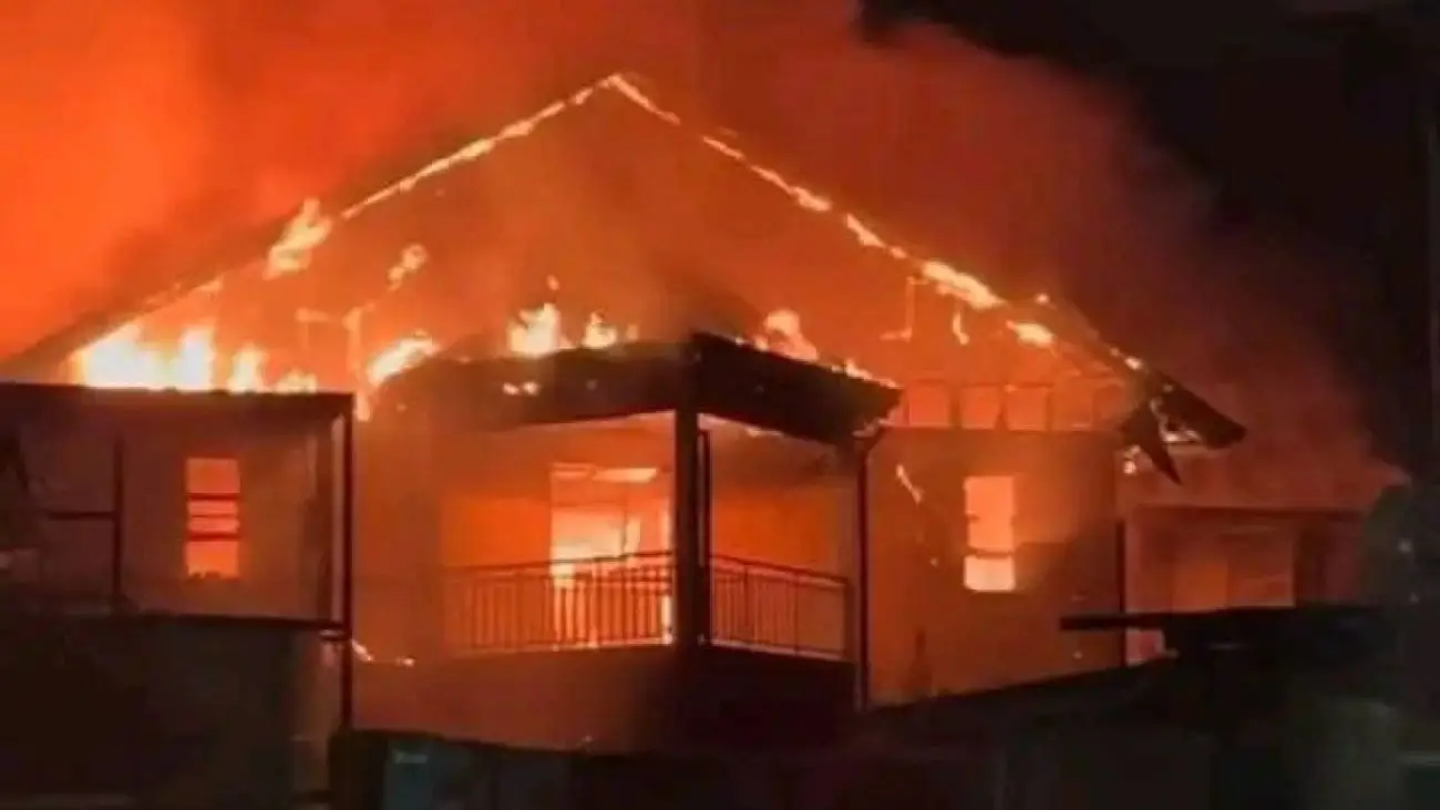 Incendio en liceo de Hualaihué moviliza a Bomberos y voluntarios