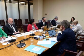 Despachan propuesta de reforma política al Senado tras críticas y tensiones