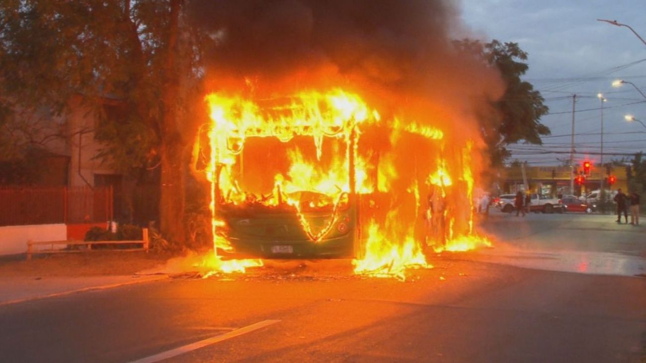 Bus RED se incendia en Estación Central: investigación en curso