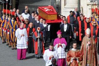 Emotiva despedida al Papa Francisco en la Basílica de San Pedro