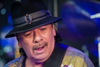 Carlos Santana hospitalizado por desmayo antes de concierto en Texas