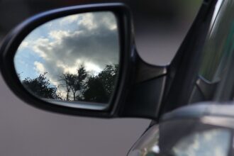 Evita multas: plazo final para grabar patentes en vehículos