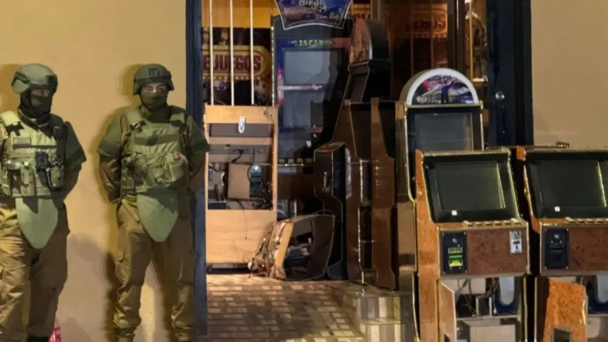 Carabineros desmantela casino clandestino en Independencia: incautan 149 máquinas