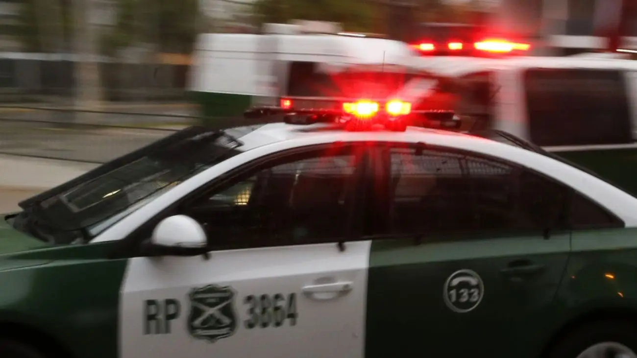 Persecución policial en Cerro Navia: recuperan vehículo robado tras encerrona Persecución policial en Cerro Navia: recuperan vehículo robado tras encerrona