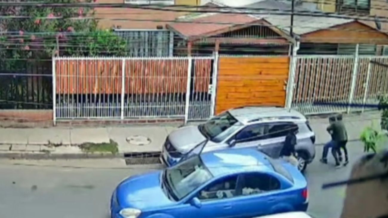 Violento portonazo en Quilicura: delincuentes atacan a familia y mascota Violento portonazo en Quilicura: delincuentes atacan a familia y mascota