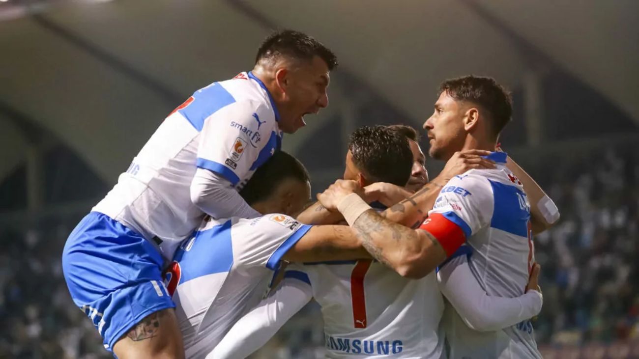Universidad Católica lidera tras golear a Everton: Victoria contundente Universidad Católica lidera tras golear a Everton: Victoria contundente