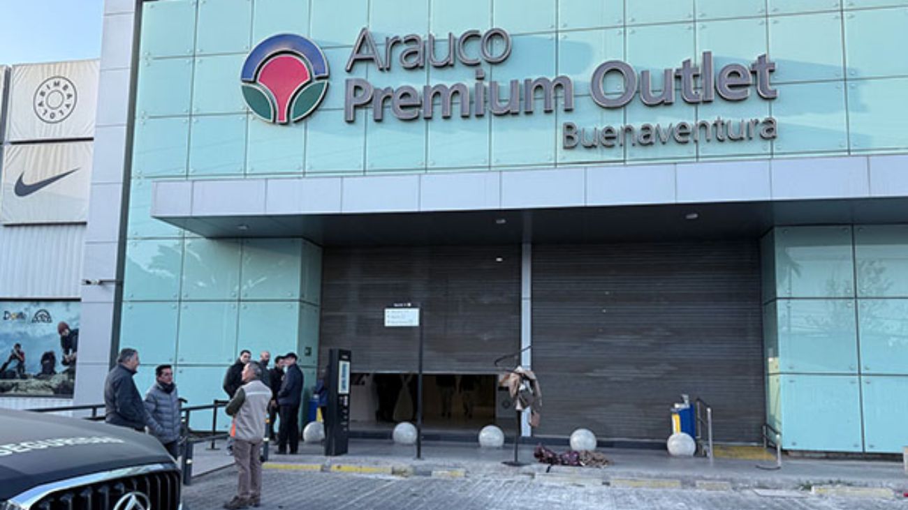 Delincuentes roban en outlet de Quilicura buscando cajero automático