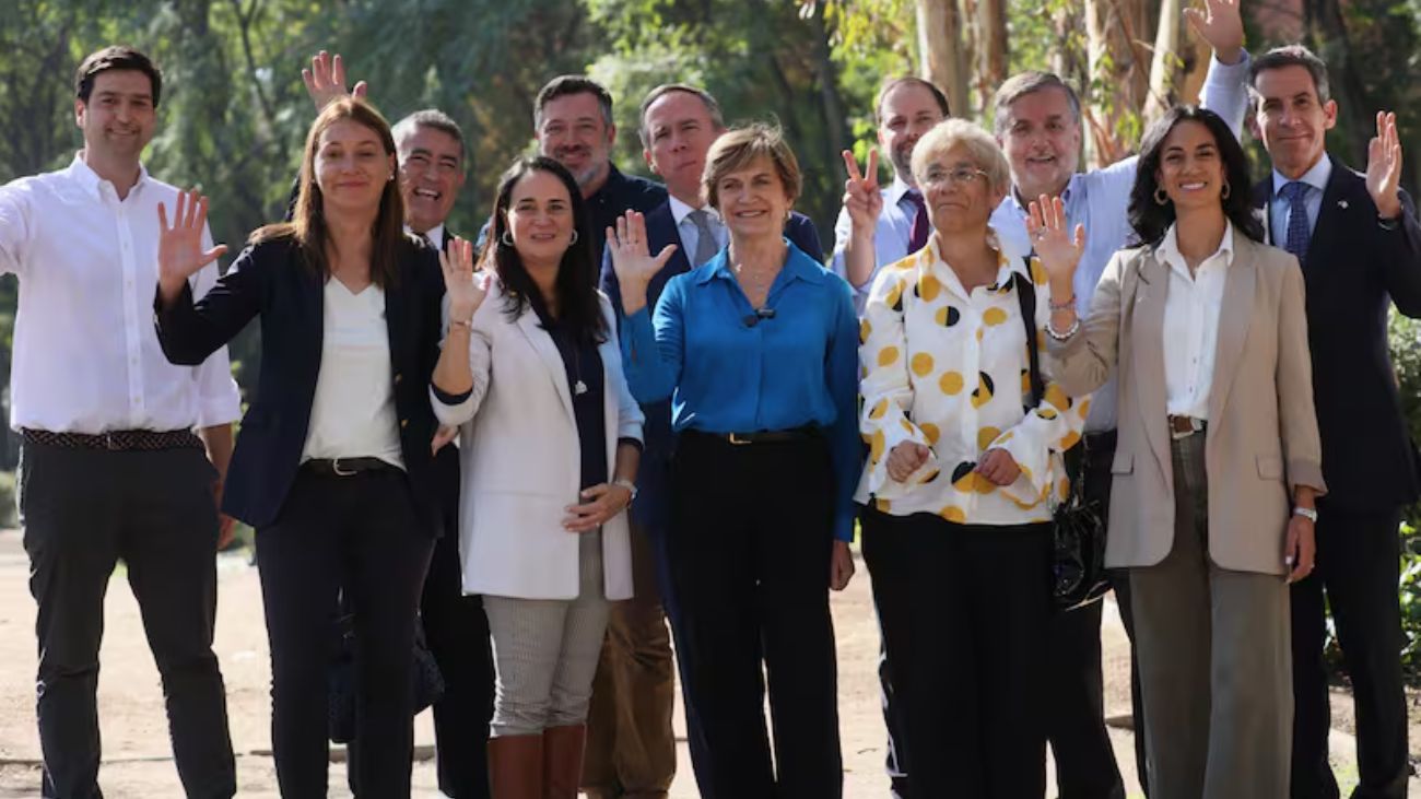 Evelyn Matthei presenta a sus 11 voceros de campaña en Chile