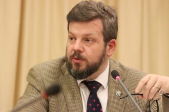 Diputado Johannes Kaiser denuncia "empate técnico" y critica a encuestadoras